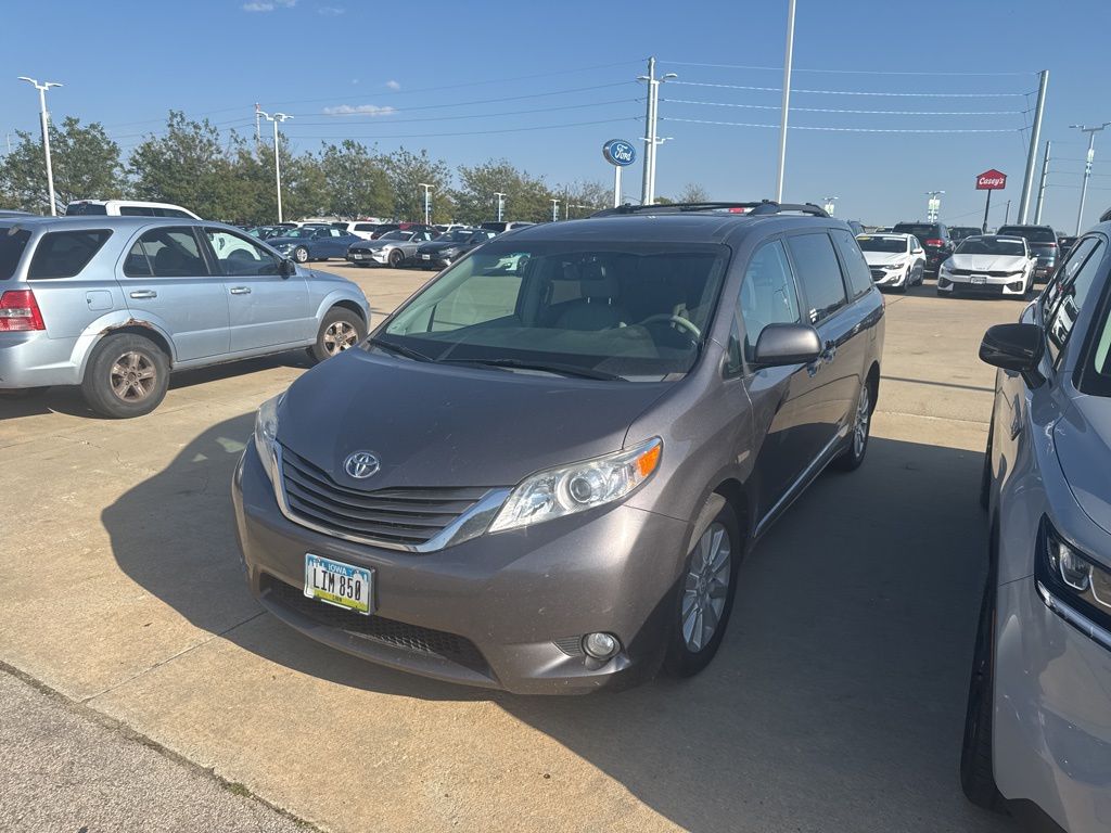 2011 Toyota Sienna XLE photo 2