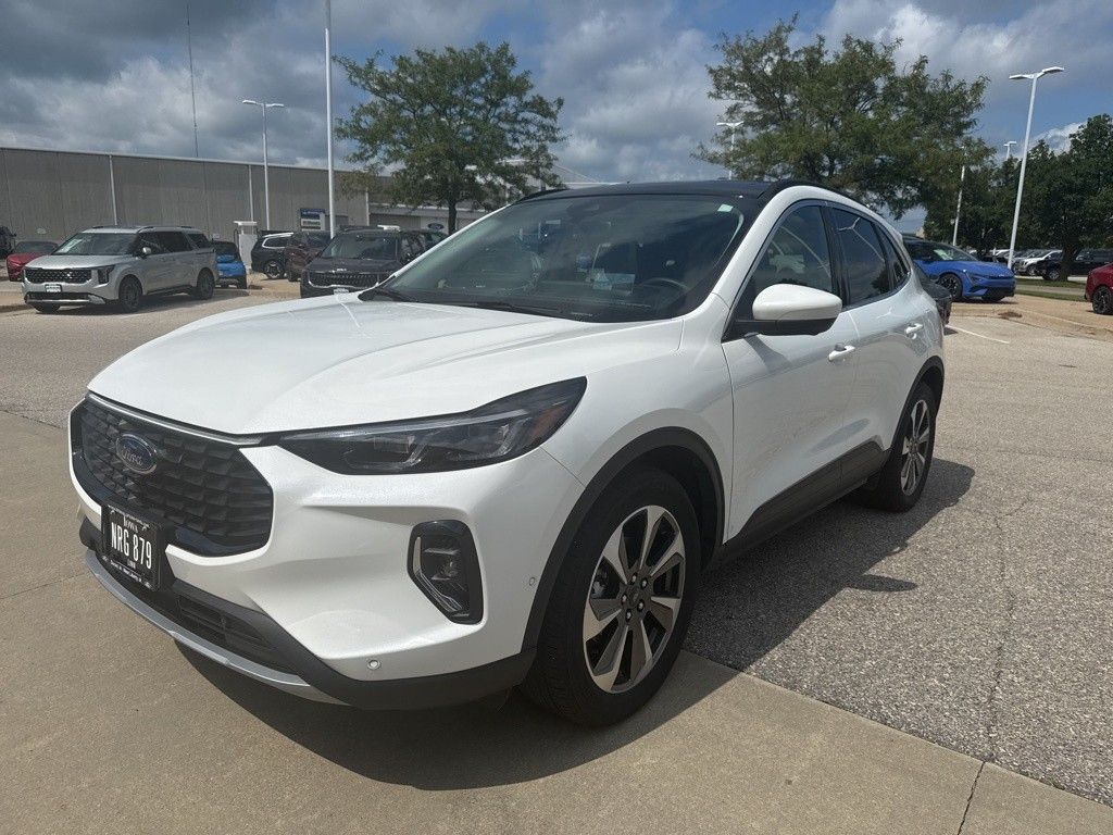 2023 Ford Escape Hybrid Platinum photo 2