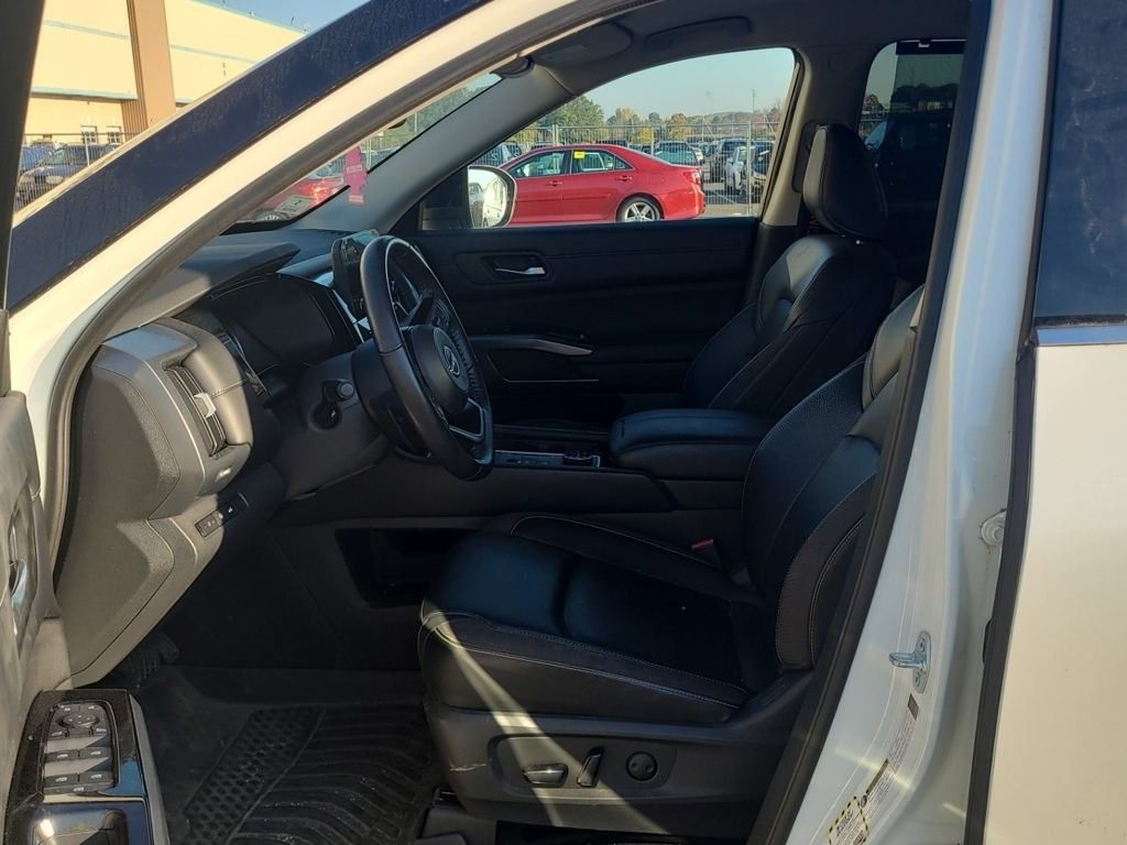 2022 Nissan Pathfinder SL photo 2