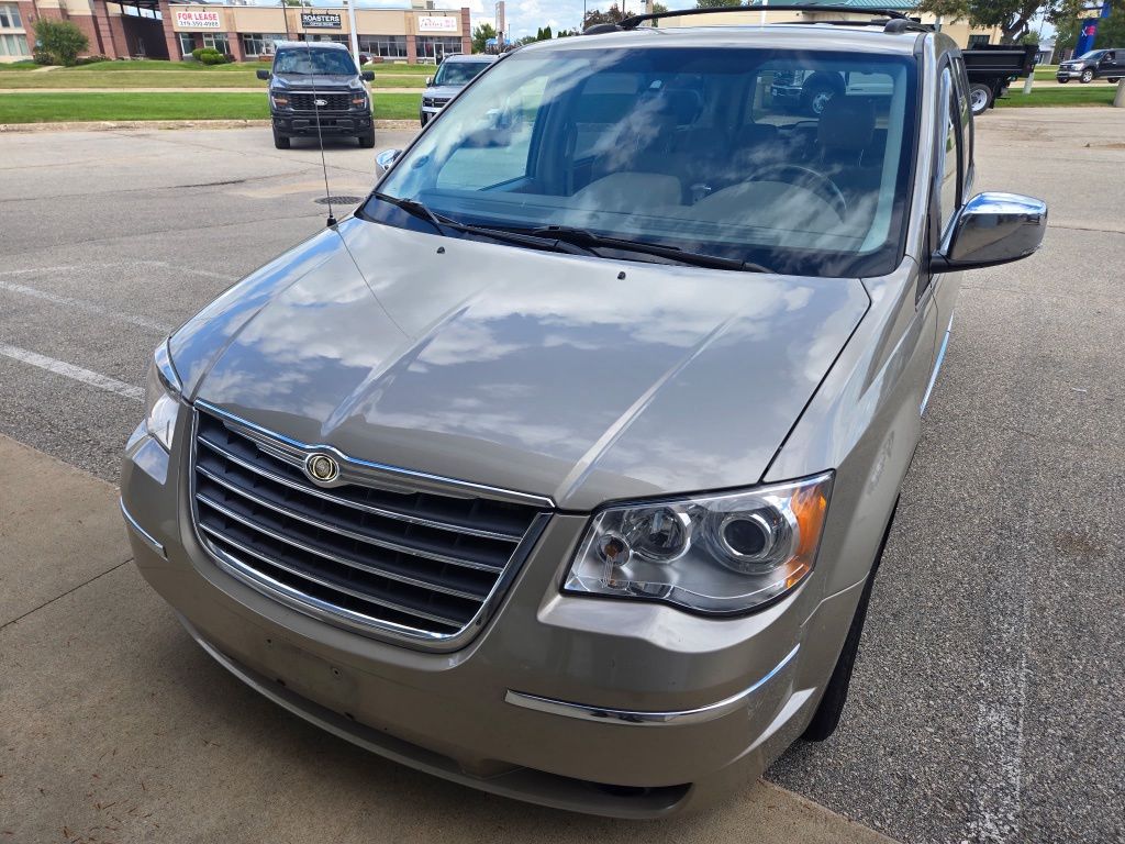 2009 Chrysler Town & Country Limited photo 2