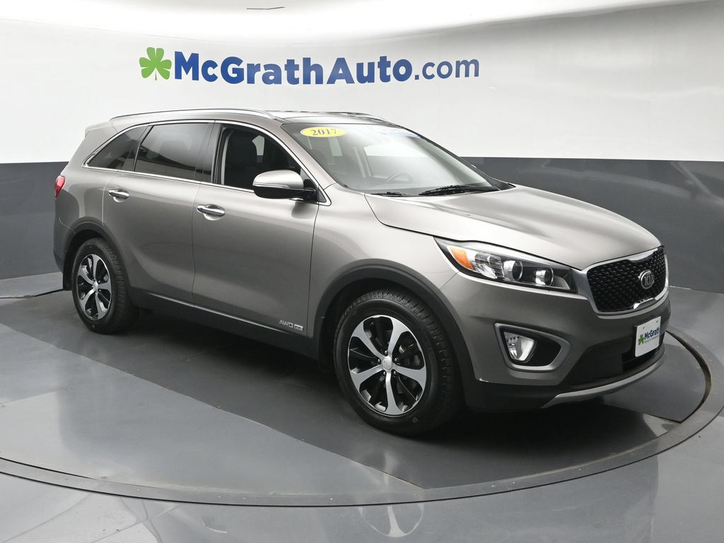 Used 2017 Kia Sorento EX with VIN 5XYPHDA52HG205186 for sale in Hiawatha, IA