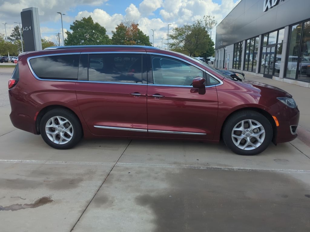 2020 Chrysler Pacifica Touring L photo 3