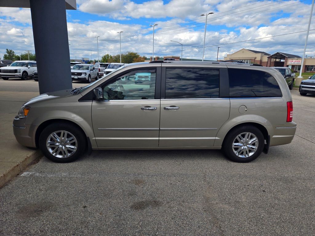 2009 Chrysler Town & Country Limited photo 3
