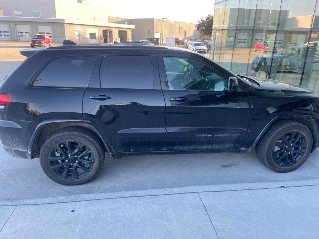 2021 Jeep Grand Cherokee Laredo X photo 2