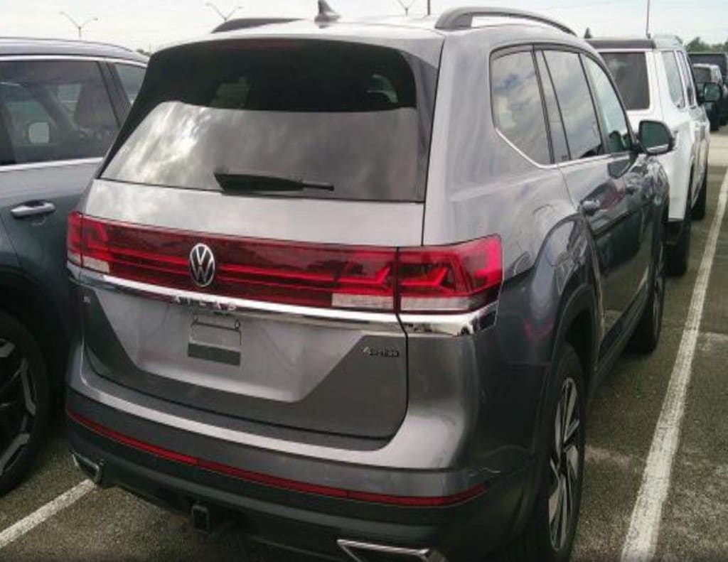Used 2025 Volkswagen Atlas 2.0T SE w/Technology SUV