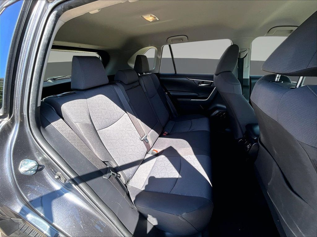 2020 Toyota RAV4 XLE - Photo 28