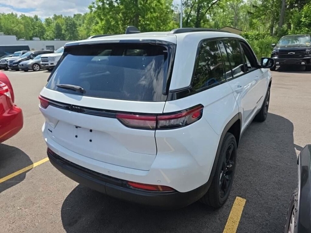 Used 2023 Jeep Grand Cherokee Laredo SUV