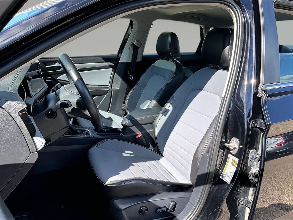 2025 Volkswagen Jetta SE - Photo 23