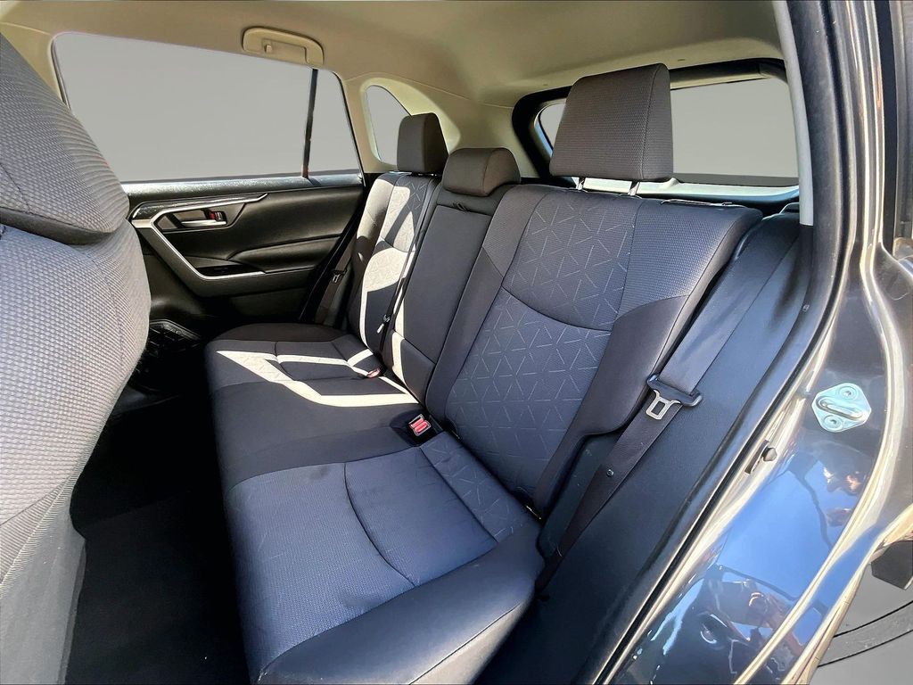 2020 Toyota RAV4 XLE - Photo 25
