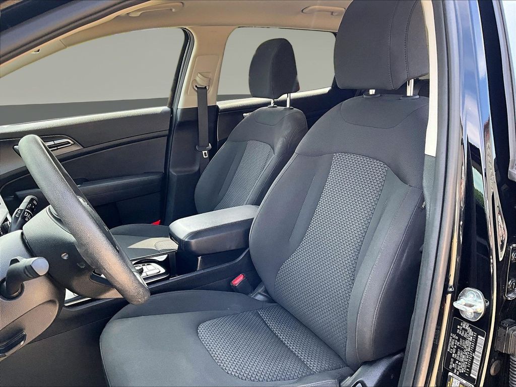 2025 Kia Sportage LX - Photo 25