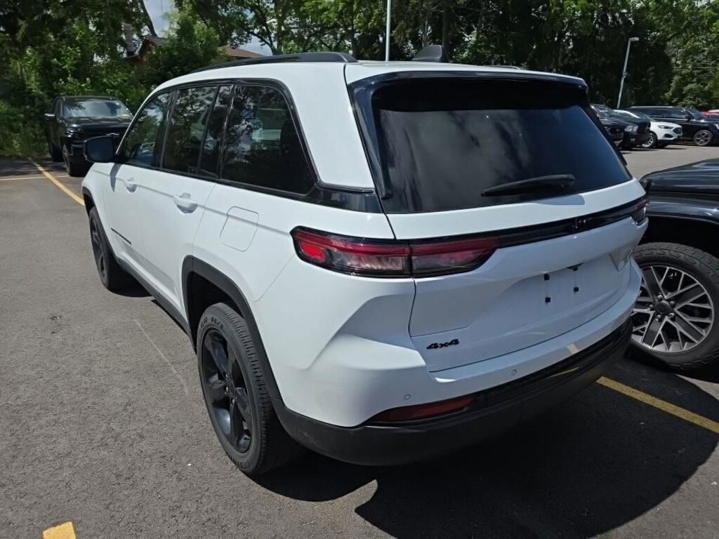 Used 2023 Jeep Grand Cherokee Laredo SUV