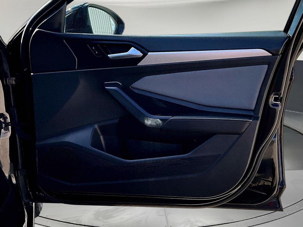 2025 Volkswagen Jetta SE - Photo 30
