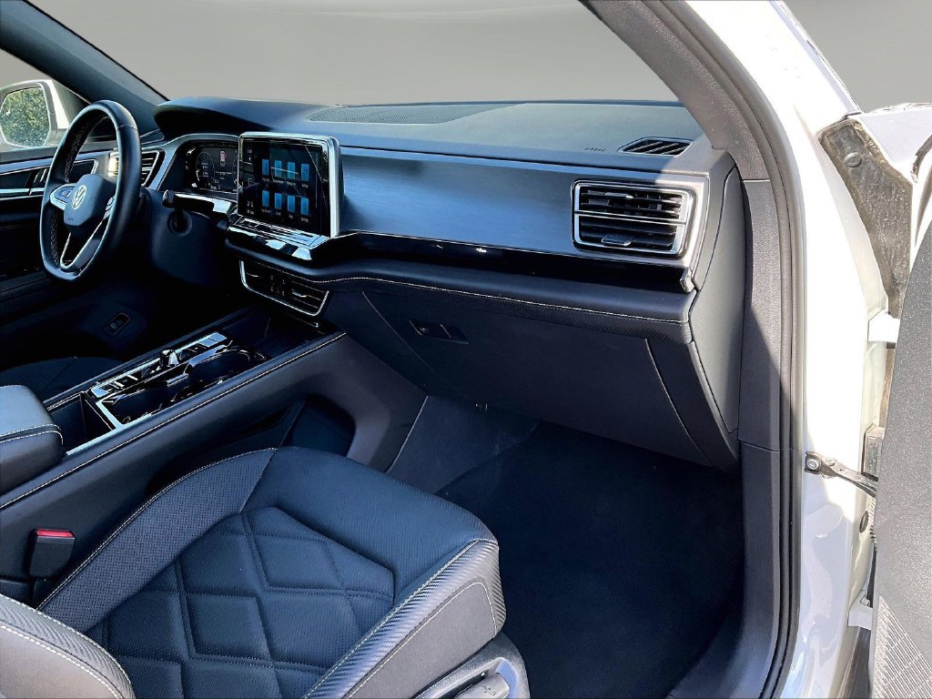 2025 Volkswagen Atlas Cross Sport SE w/Tech - Photo 29