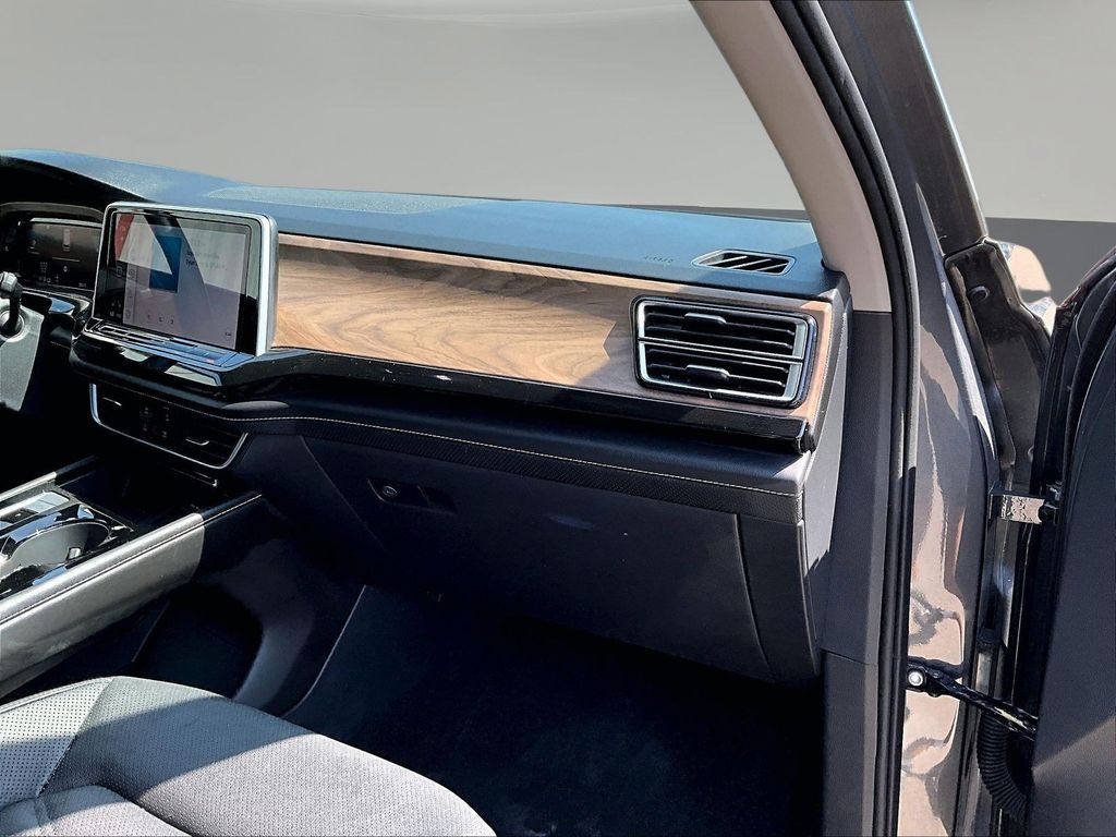 2025 Volkswagen Atlas SE w/Tech - Photo 30