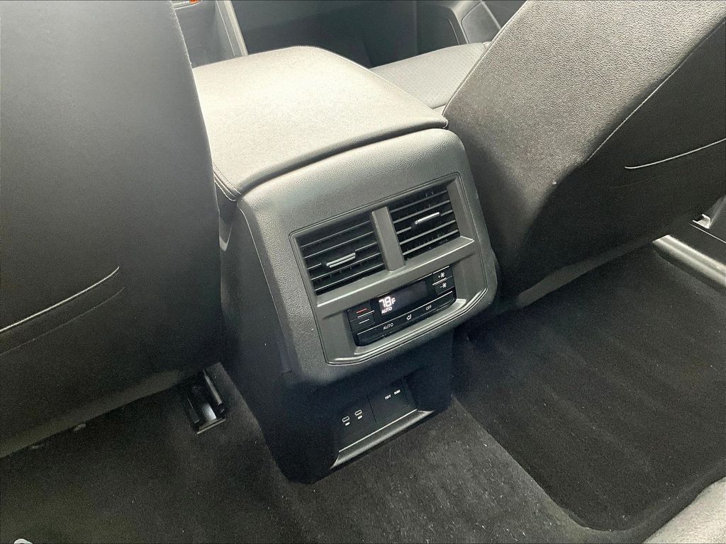 2023 Volkswagen Atlas SE w/Tech - Photo 13