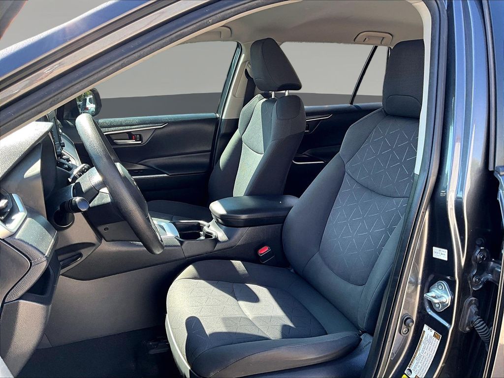 2020 Toyota RAV4 XLE - Photo 24