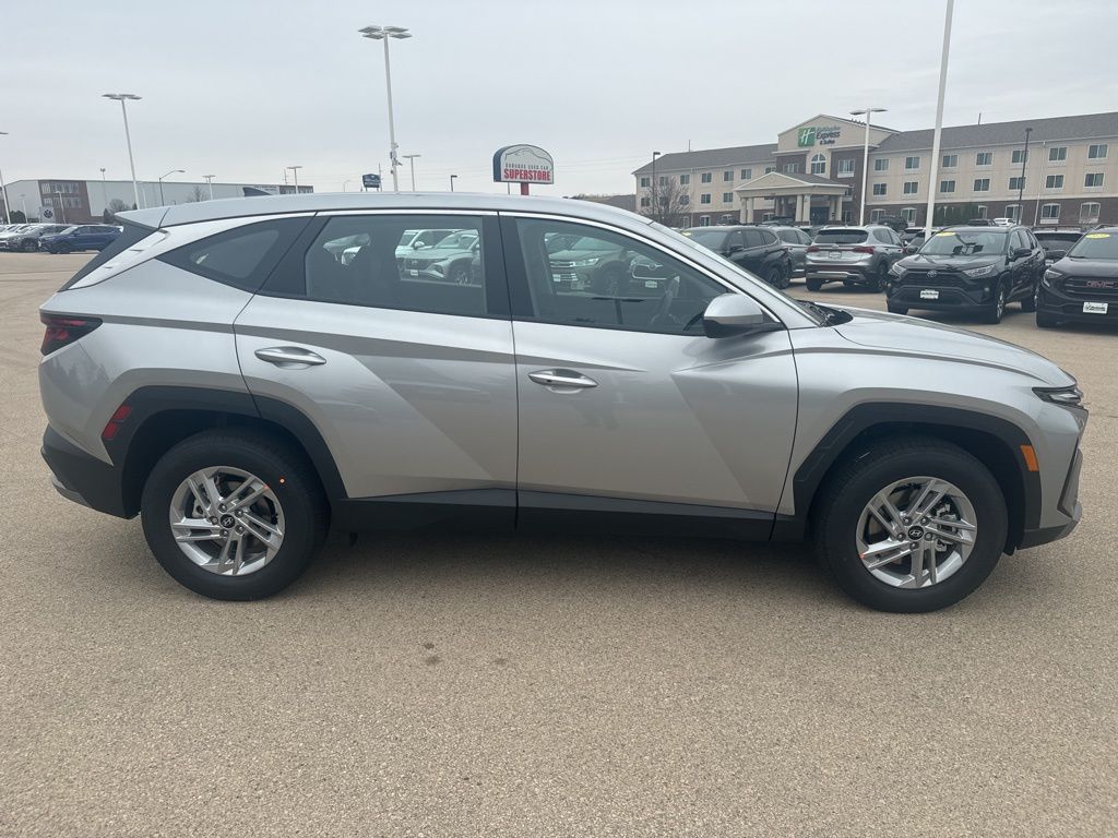 2025 Hyundai Tucson SE photo 2
