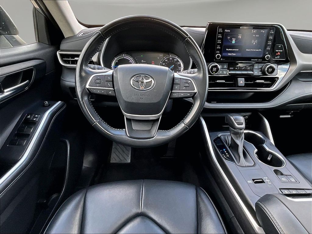 2022 Toyota Highlander XLE - Photo 11