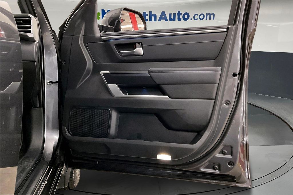 2024 Toyota Sequoia Platinum - Photo 29