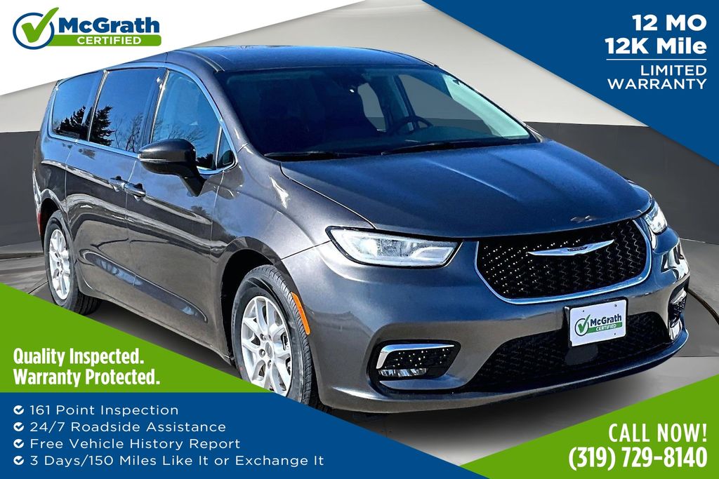 2023 Chrysler Pacifica Touring L's photo
