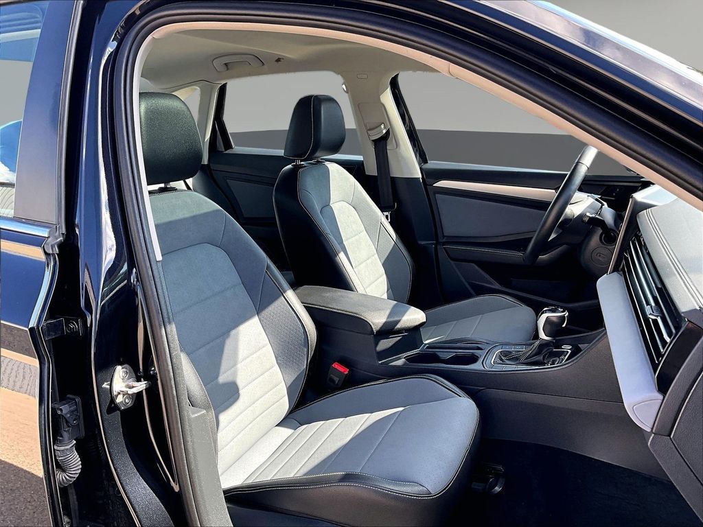 2025 Volkswagen Jetta SE - Photo 31