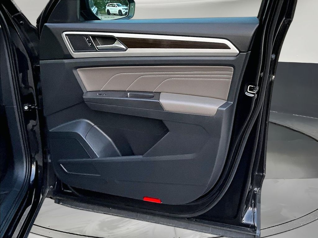 2023 Volkswagen Atlas SE w/Tech - Photo 32