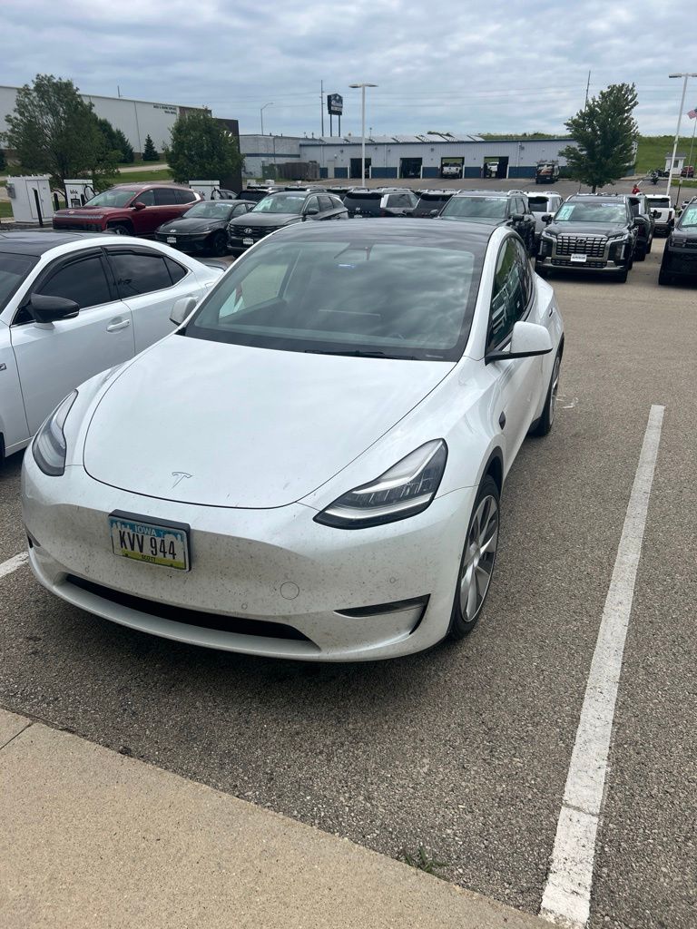 Used 2021 Tesla Model Y Long Range with VIN 5YJYGAEE8MF188959 for sale in Hiawatha, IA