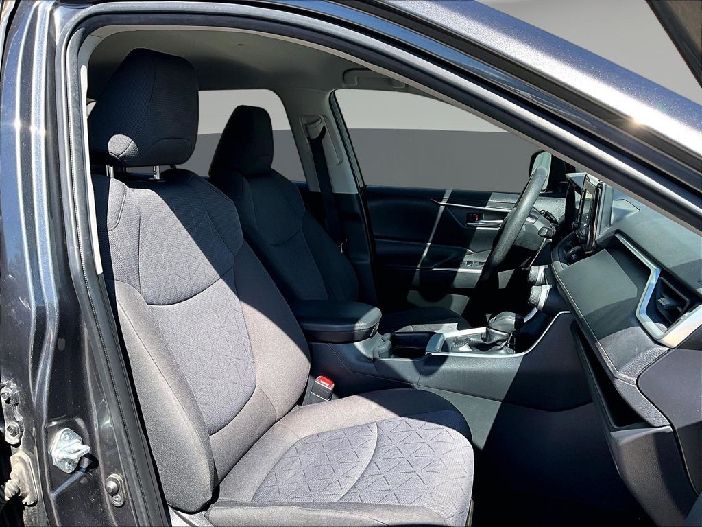 2020 Toyota RAV4 XLE - Photo 32