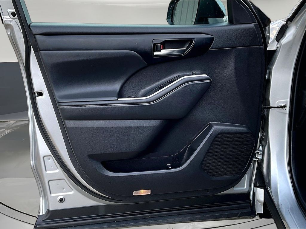 2022 Toyota Highlander XLE - Photo 24