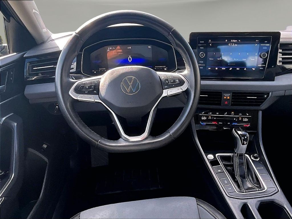 2025 Volkswagen Jetta SE - Photo 10