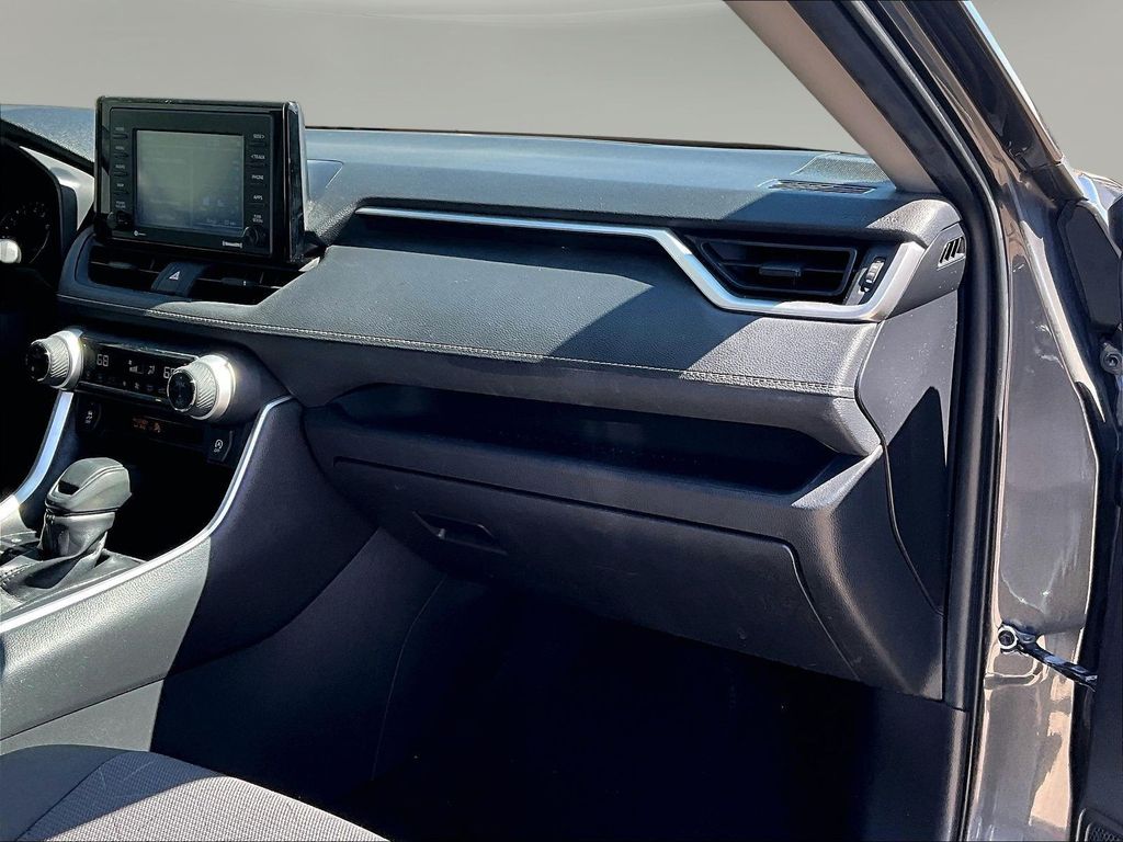 2020 Toyota RAV4 XLE - Photo 29