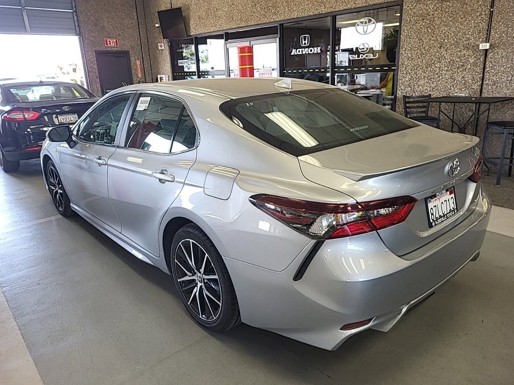 2022 Toyota Camry SE - Photo 4