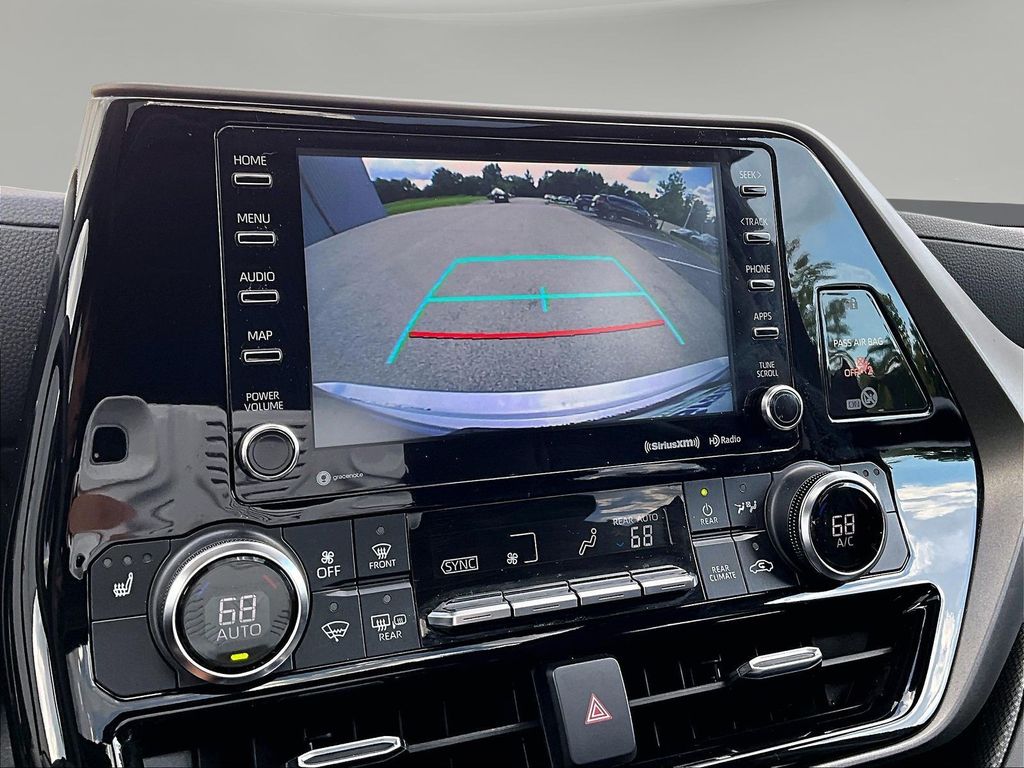 2022 Toyota Highlander XLE - Photo 18