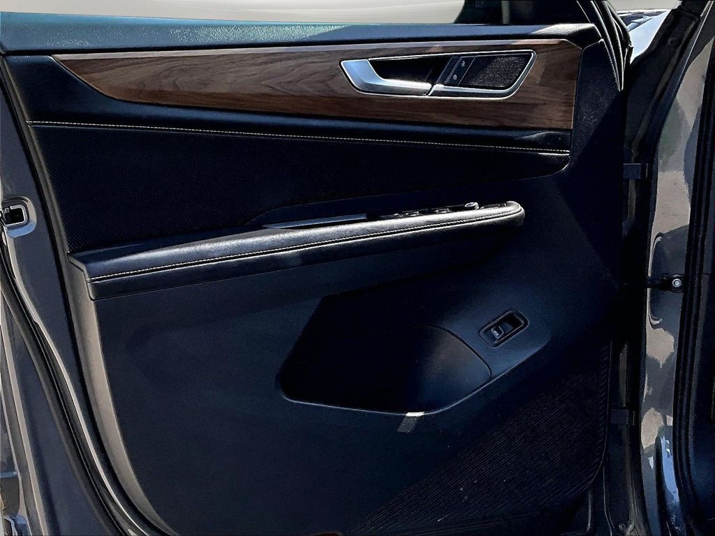 2025 Volkswagen Atlas SE w/Tech - Photo 23