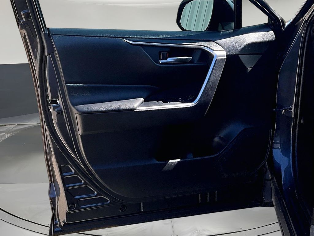 2020 Toyota RAV4 XLE - Photo 23