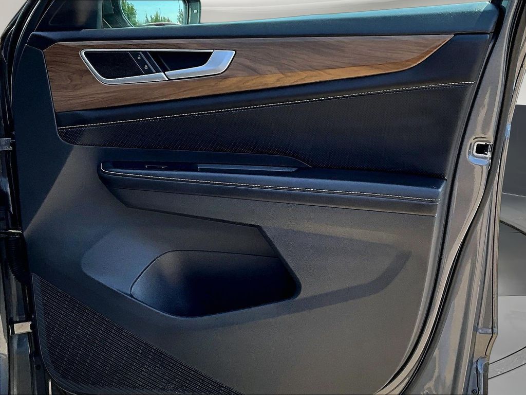 2025 Volkswagen Atlas SE w/Tech - Photo 32