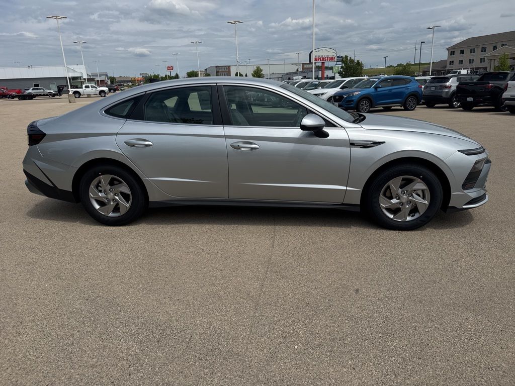 2025 Hyundai Sonata SE photo 2