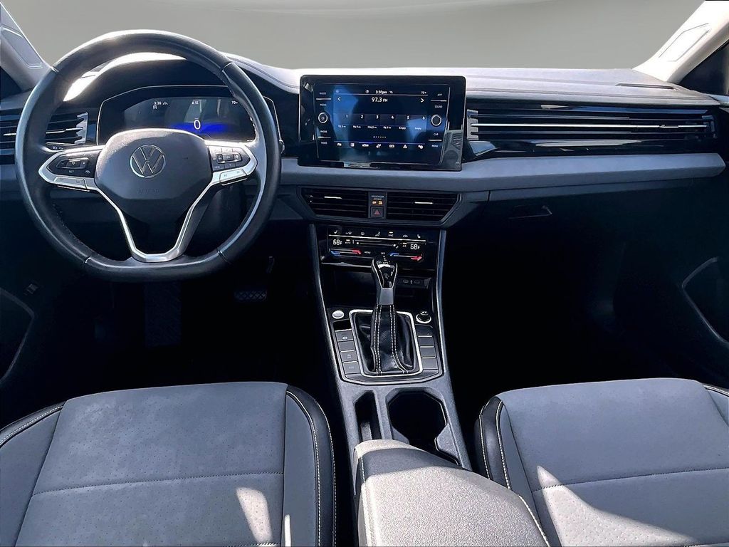 2025 Volkswagen Jetta SE - Photo 9