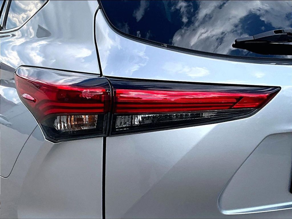 2022 Toyota Highlander XLE - Photo 27