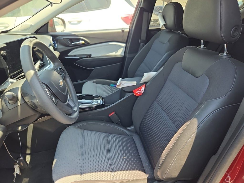 2025 Chevrolet Trax LT - Photo 7