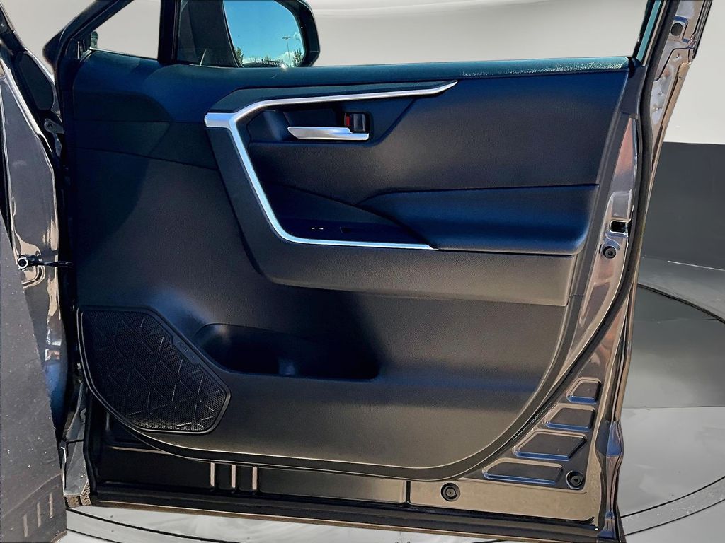 2020 Toyota RAV4 XLE - Photo 31