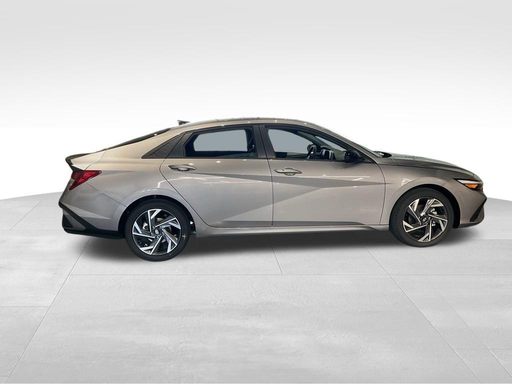 2025 Hyundai Elantra SEL Sport photo 2