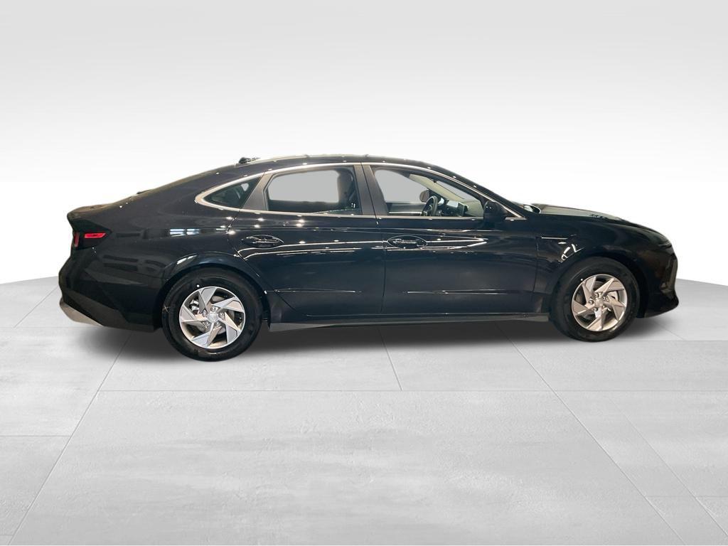 2025 Hyundai Sonata SE photo 2
