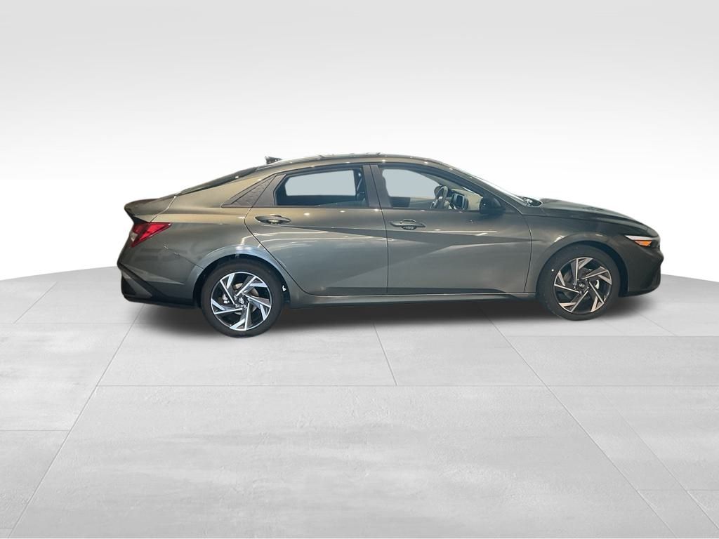2025 Hyundai Elantra SEL Sport photo 2