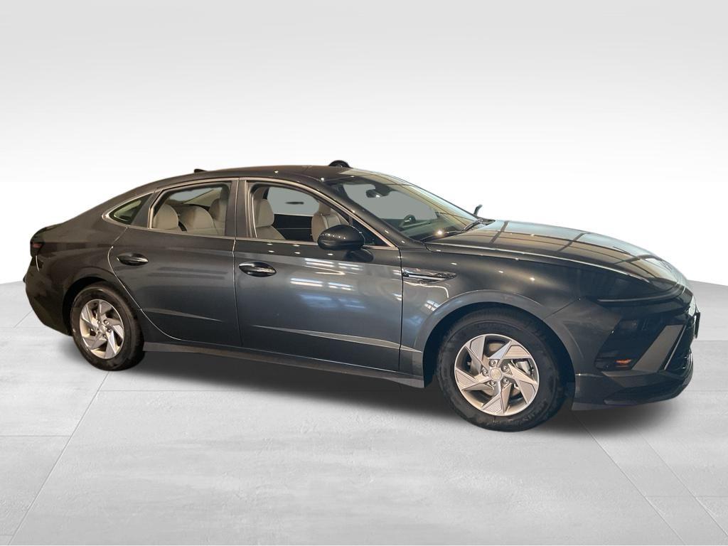 2026 Hyundai Sonata SE's photo