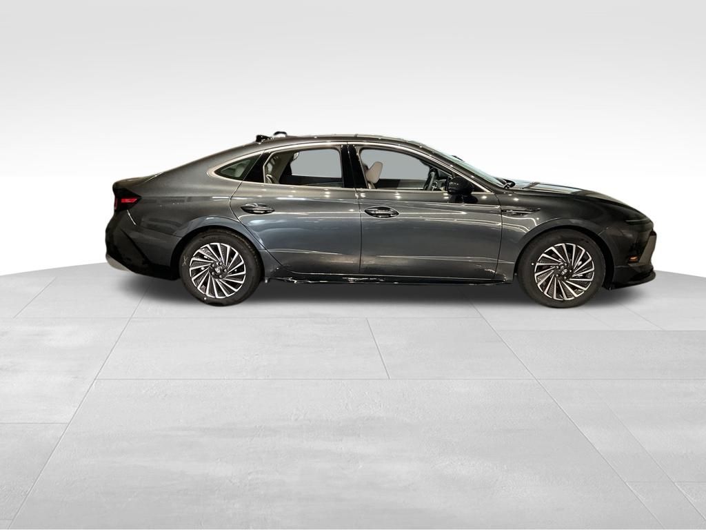 2026 Hyundai Sonata Hybrid SEL photo 2