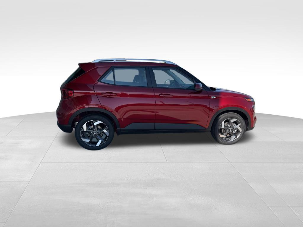 2025 Hyundai Venue SEL photo 2