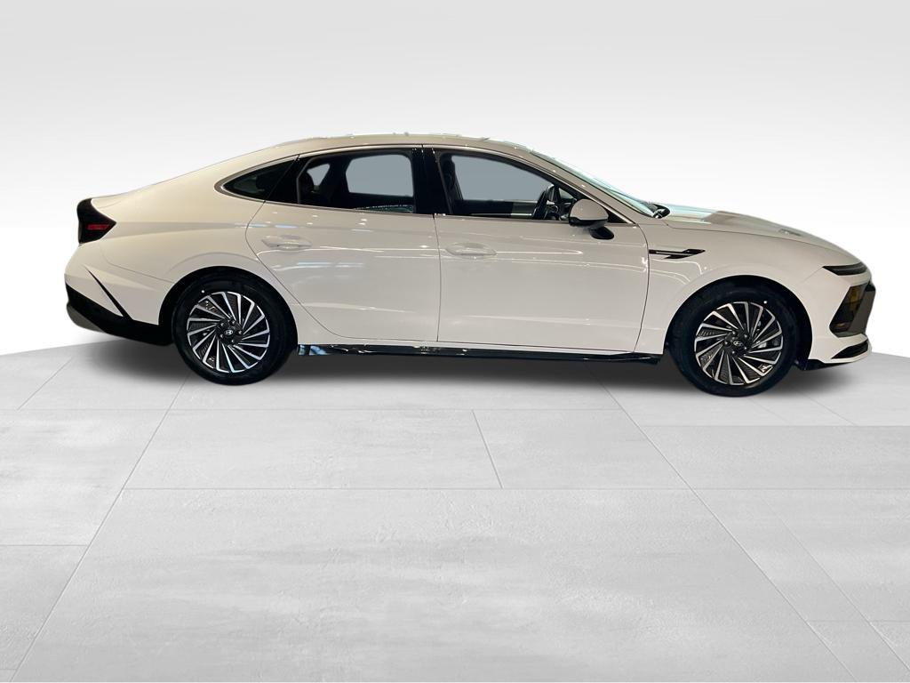 2025 Hyundai Sonata Hybrid SEL photo 2