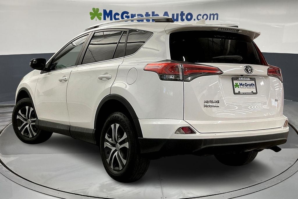 2016 Toyota RAV4 LE photo 3