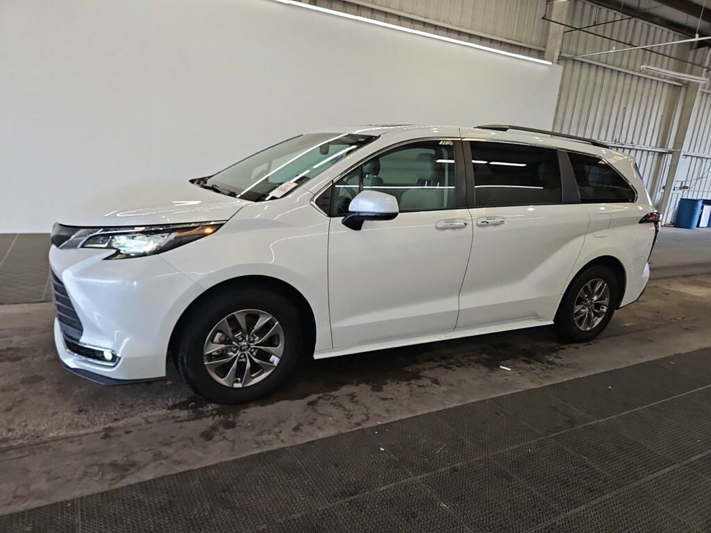 Used 2023 Toyota Sienna XLE Minivan/Van